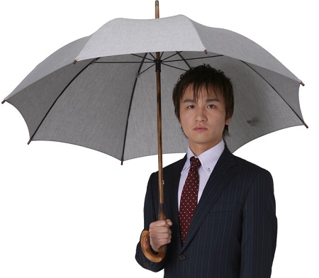 日傘を差す男性の画像