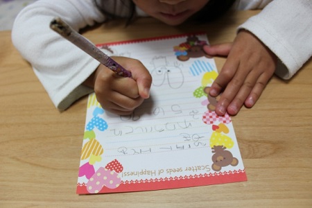 手紙を書く子供の画像
