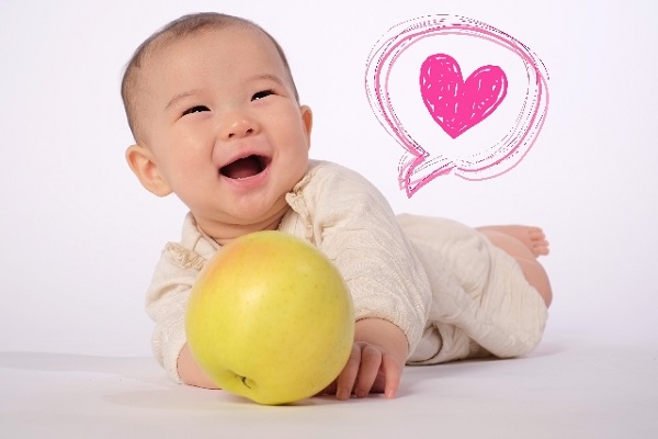 赤ちゃんとりんごの画像