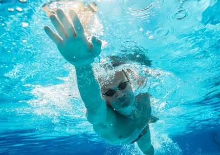 泳ぐ人の画像