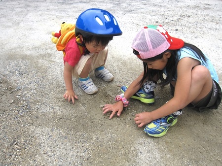 砂遊びをする子供の画像
