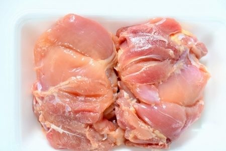 鶏肉を生で食べると腹痛や下痢で病気になる？危険って本当？