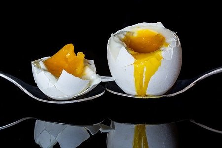 冷蔵庫で保存した卵が割れて凍っている！食べても大丈夫？